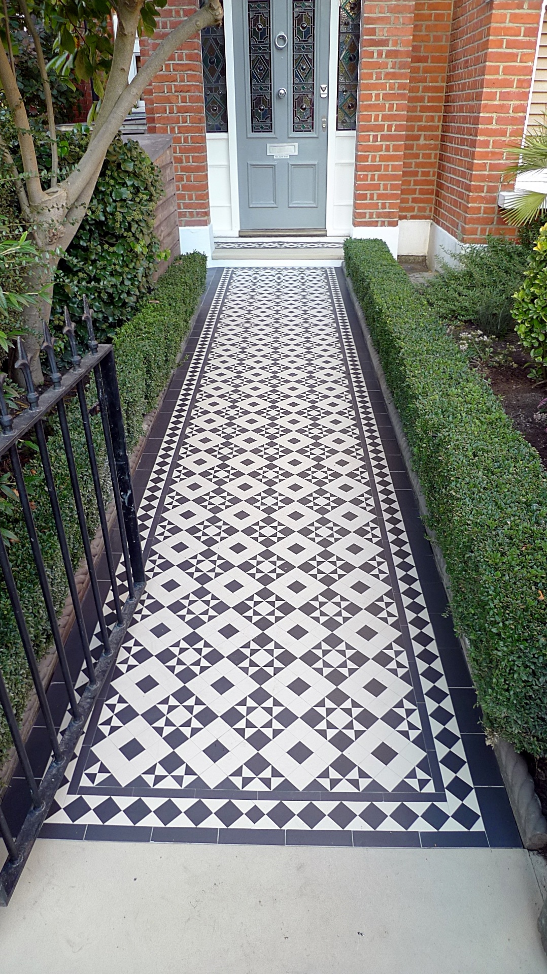 black and white victorian reproduction mosaic tile path battersea York stone rope edge buxus london front garden 13