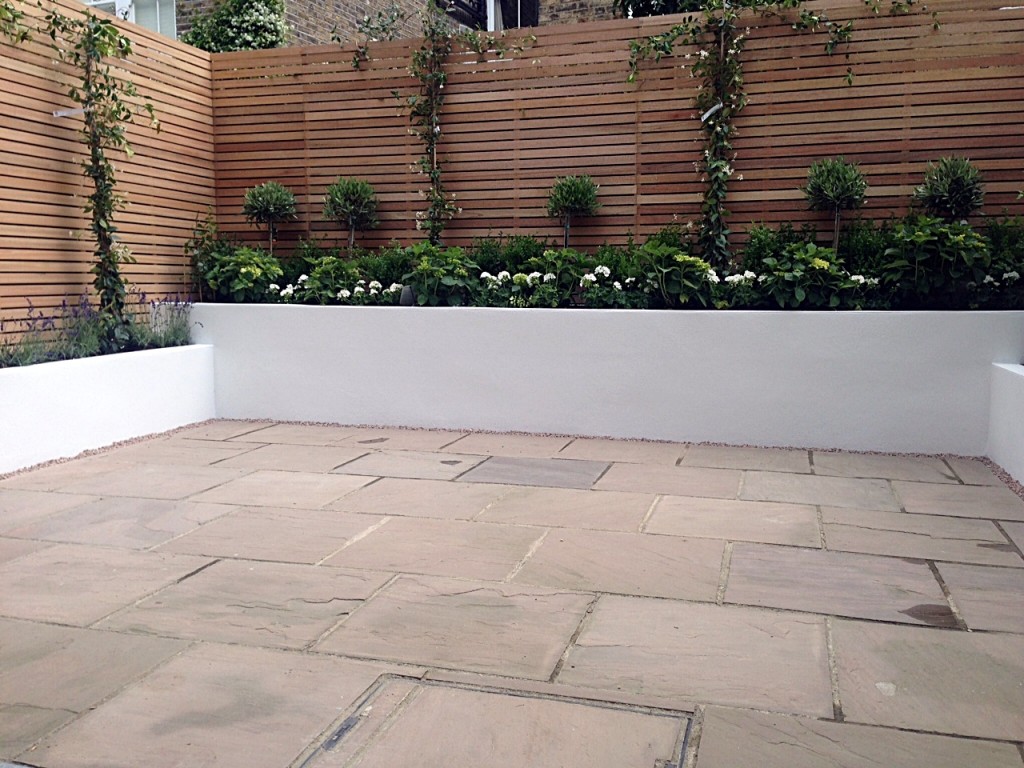 hardwood privacy screen trellis slatted fence with raised beds patio paving small garden clapham london (3)
