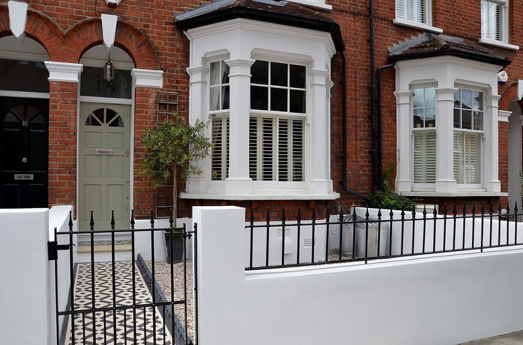 front garden wall painted white metal wrought iron rail and gate victorian mosaic tile path in black and white scottish pebbles York stone balham london (11)