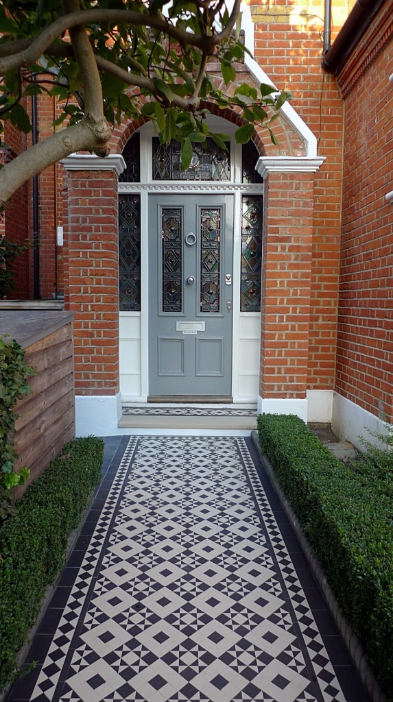 black and white victorian reproduction mosaic tile path battersea York stone rope edge buxus london front garden (17)