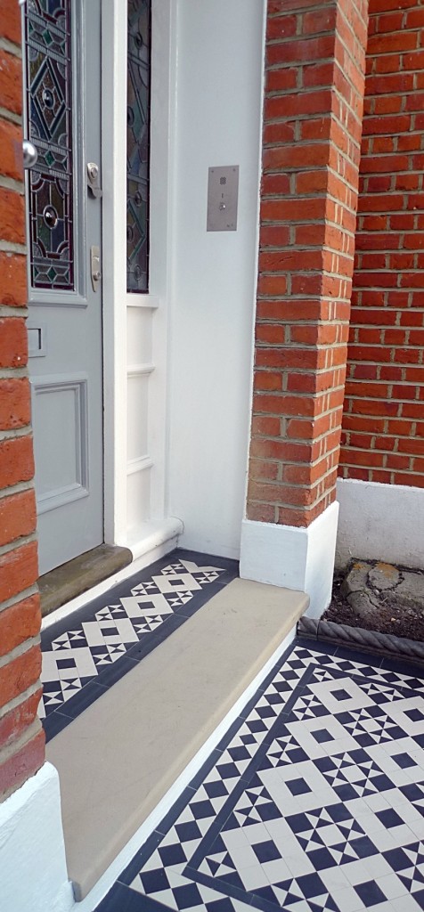 black and white victorian reproduction mosaic tile path battersea York stone rope edge buxus london front garden (19)