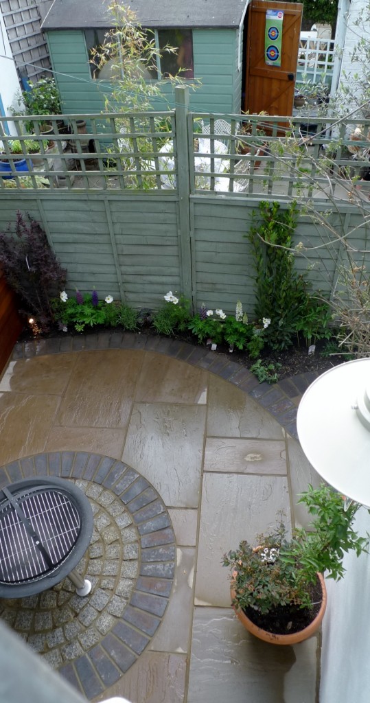 islington garden design courtyard builders designers paving hardwood screen curved bricks london (5)