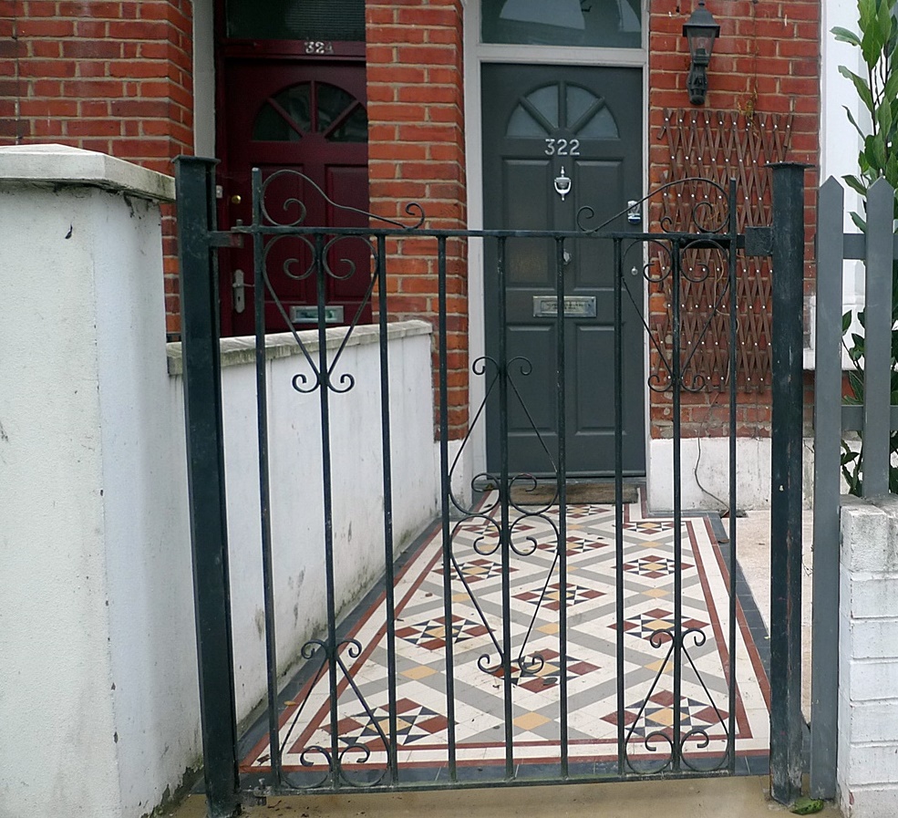 Front Garden London Company render white wall painting fence trellis Balham Clapham Wandsworth