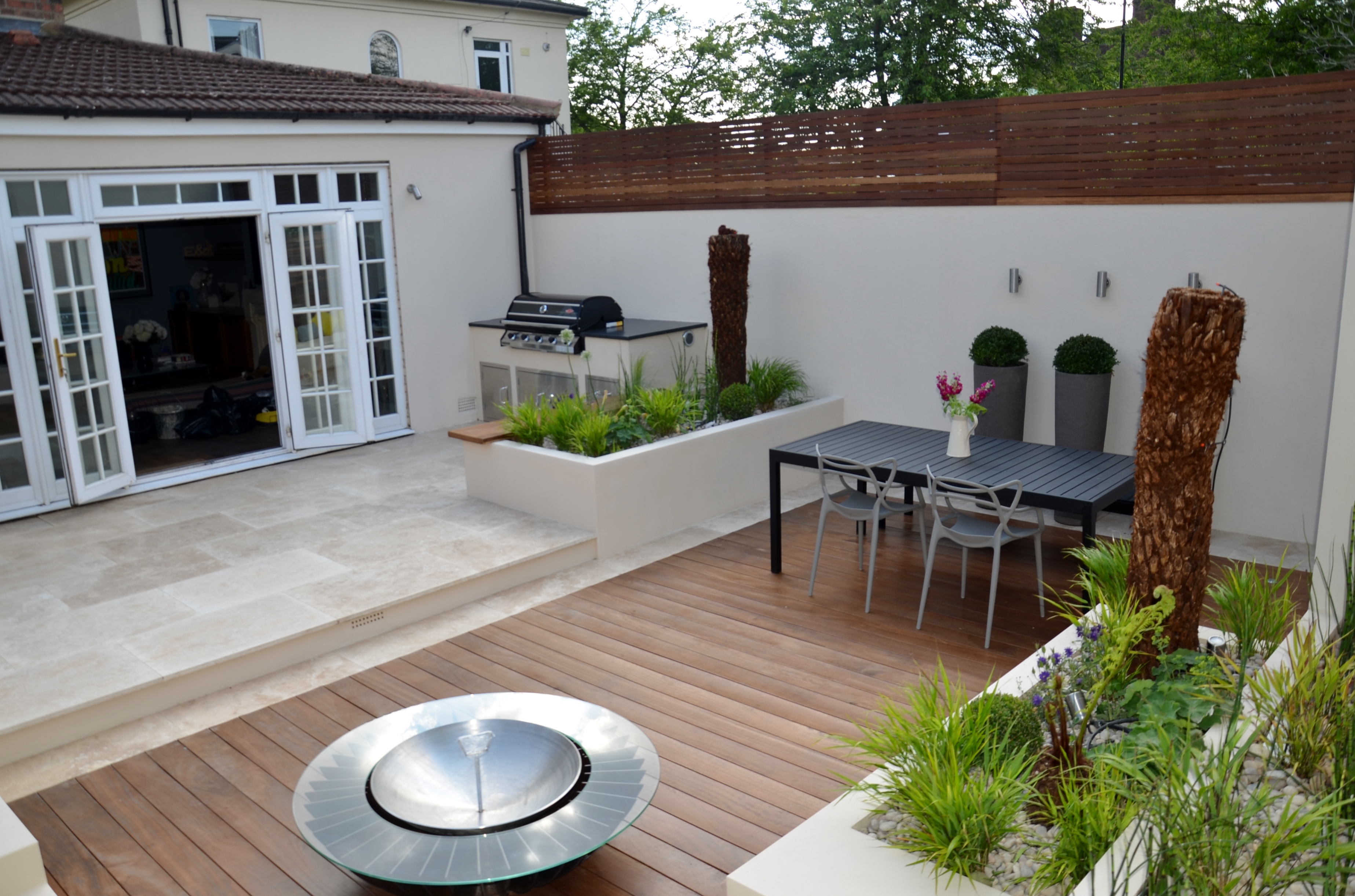 Modern Garden Design Outdoor Room With Kitchen Seating Hardwood Screen ...