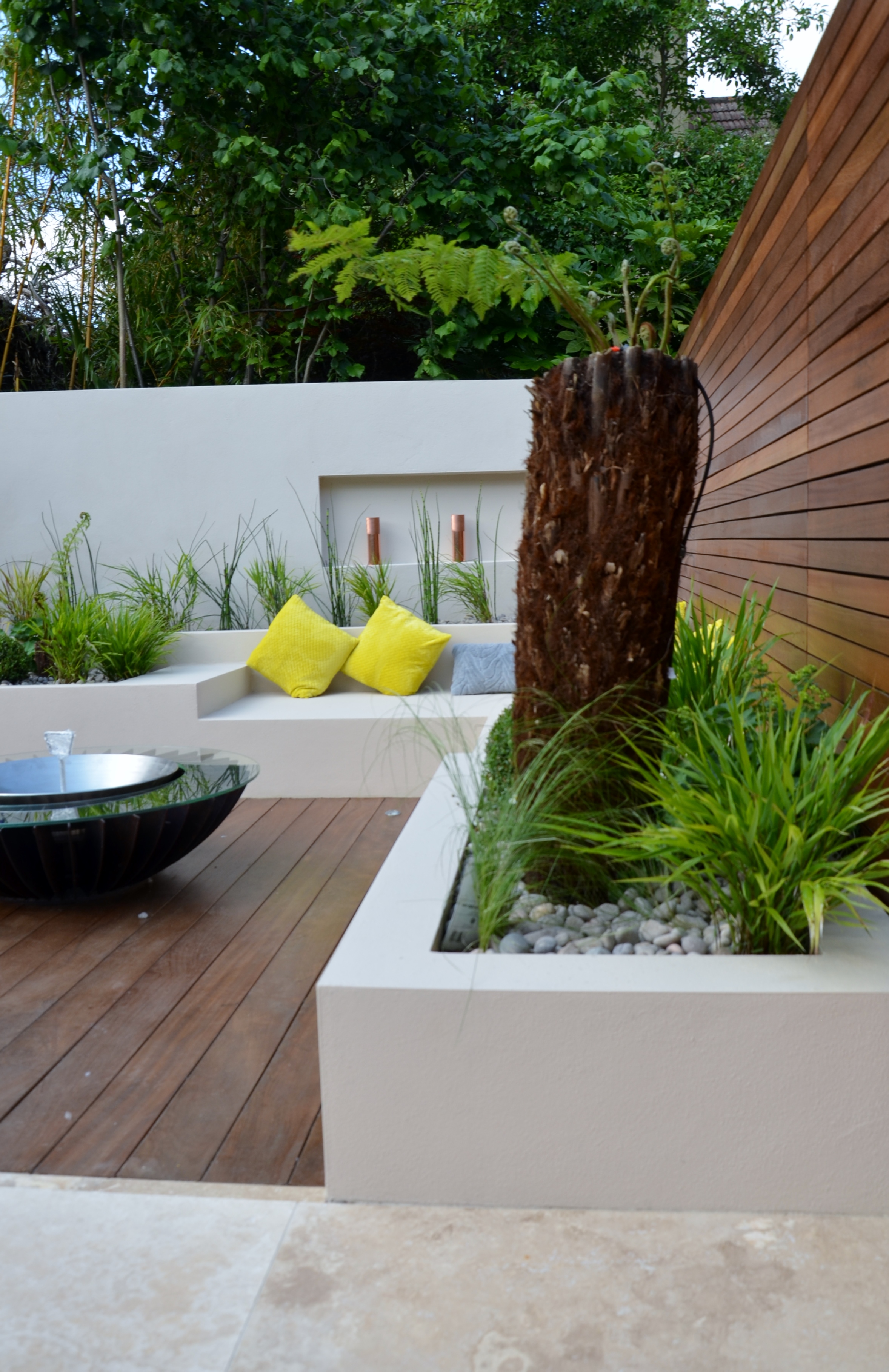 Modern Garden  Design  Outdoor Room With Kitchen Seating 
